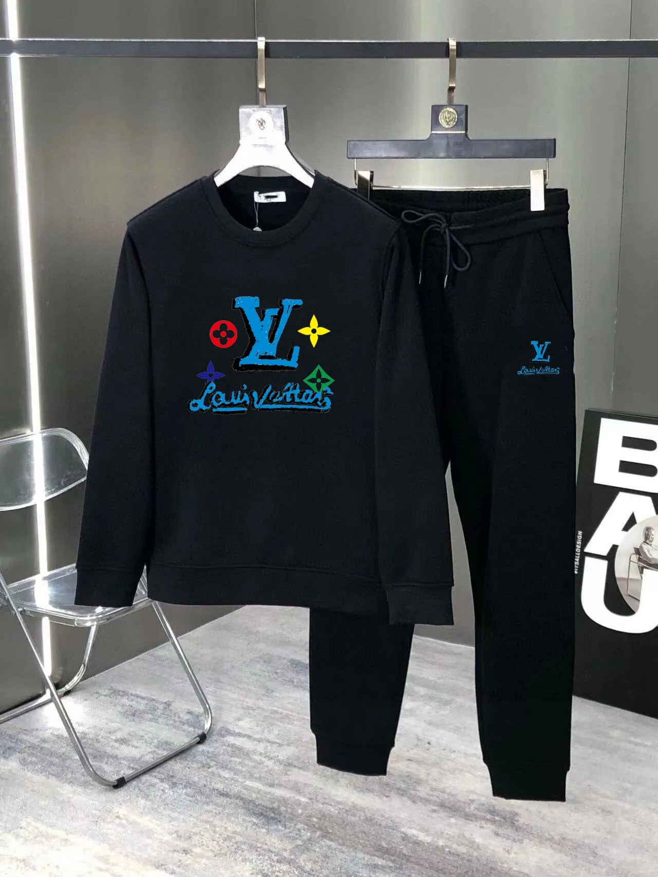 🅿️380 direct batch [LV Louis Vuitton] (Fat Man Gospel) hot-selling suit is coming. Focus on the original version of the official website. 2025 new hot-selling sweatshirt suit. The original order is the best. 🇭🇰The meticulous work of top designers. Just for a fitting and perfect upper body effect. 100% natural high-quality Roman cotton, close-fitting comfort, noble and elegant! Original hardware embodies elegance and nobility! Counter size: M-5XL (maximum wear up to 220 pounds)